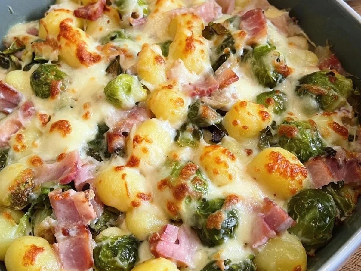 Cremiger Gnocchi Auflauf mit Rosenkohl & Puten-Schinken - Bild 1