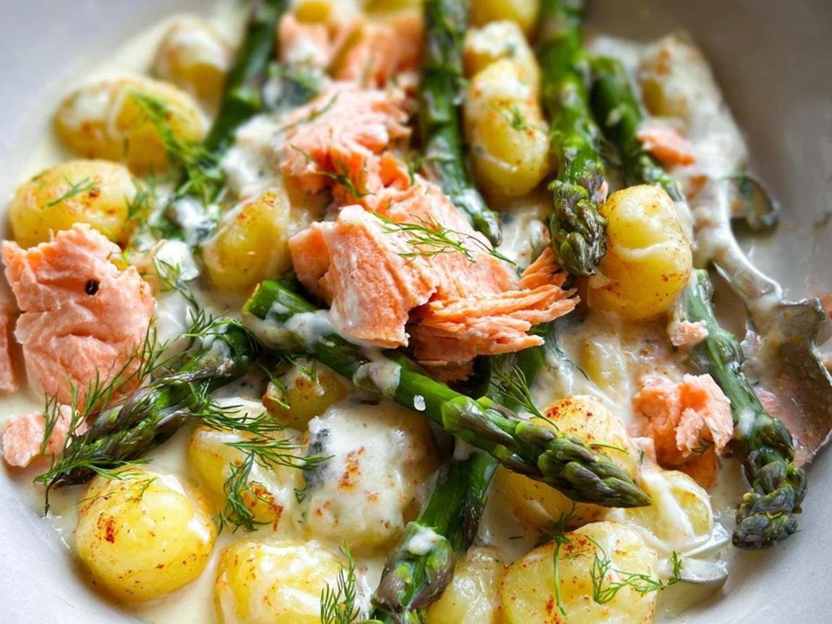 Grüner Spargel mit Lachs & Gnocchi aus dem Ofen - Bild 1