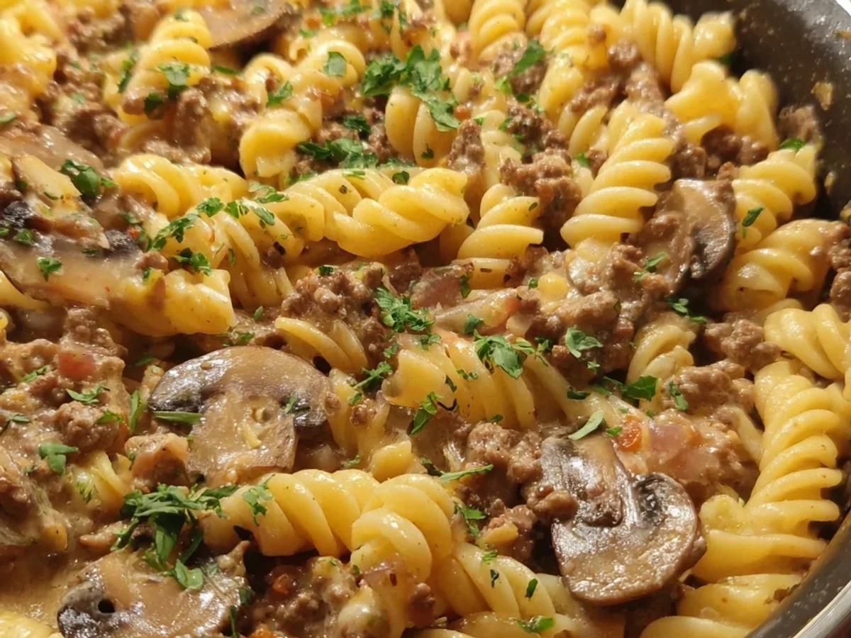 One Pot Pasta mit Hackfleisch & Champignons Schnell & Einfach - Bild 1