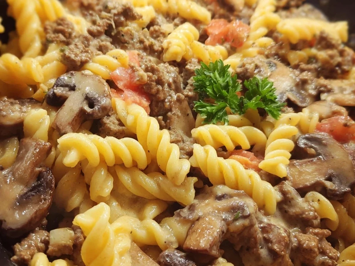 One Pot Pasta mit Hackfleisch & Champignons Schnell & Einfach - Bild 2