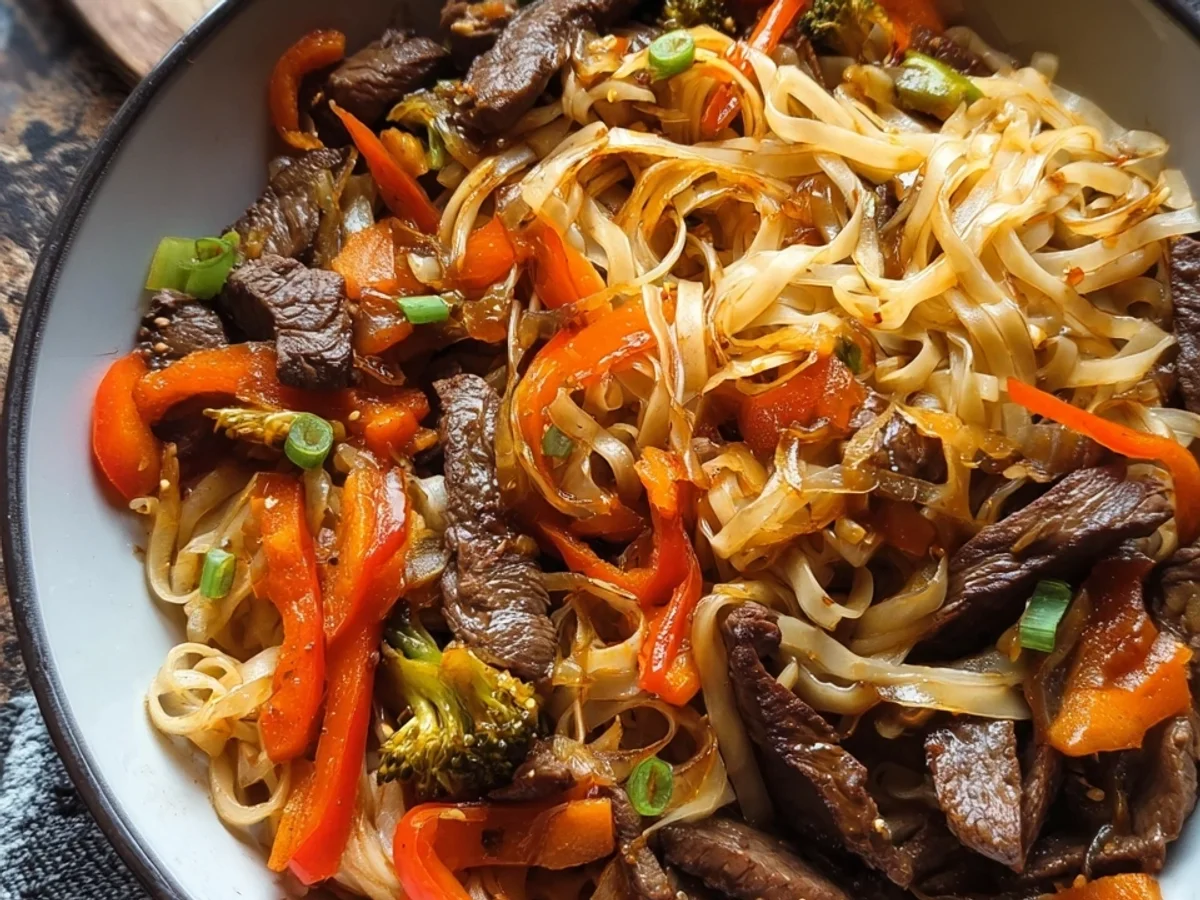 Asiatische Reisnudeln mit Rindfleisch & knackigem Gemüse - Beitragsbild