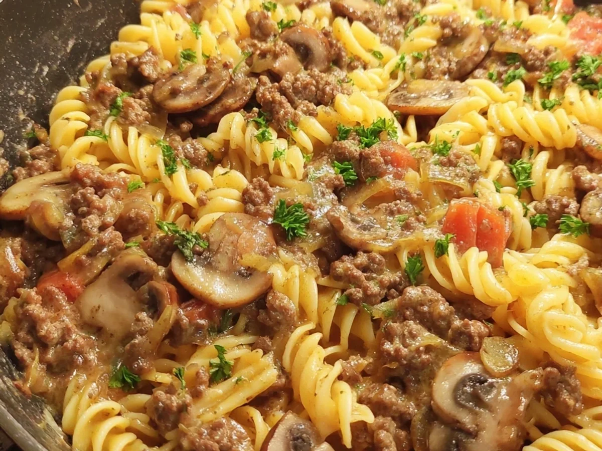 One Pot Pasta mit Hackfleisch & Champignons Schnell & Einfach - Beitragsbild