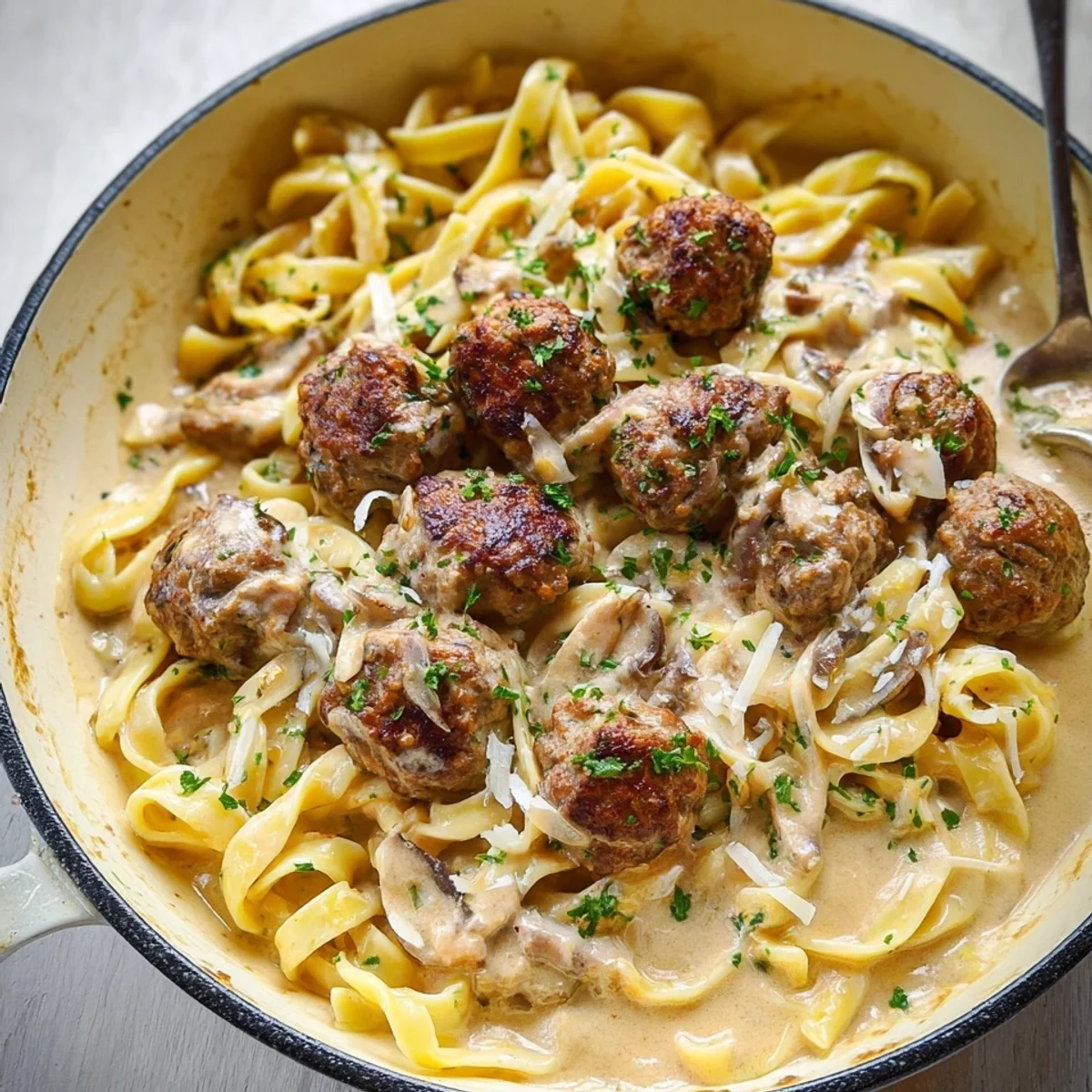 Pasta mit Hackbällchen in cremiger Rahmsoße