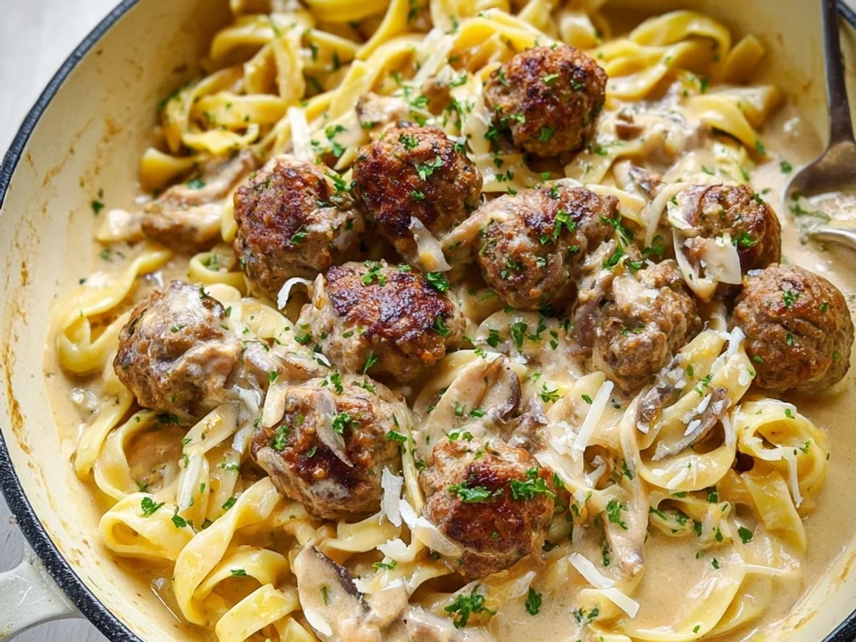 Pasta mit Hackbällchen in cremiger Rahmsoße - Beitragsbild