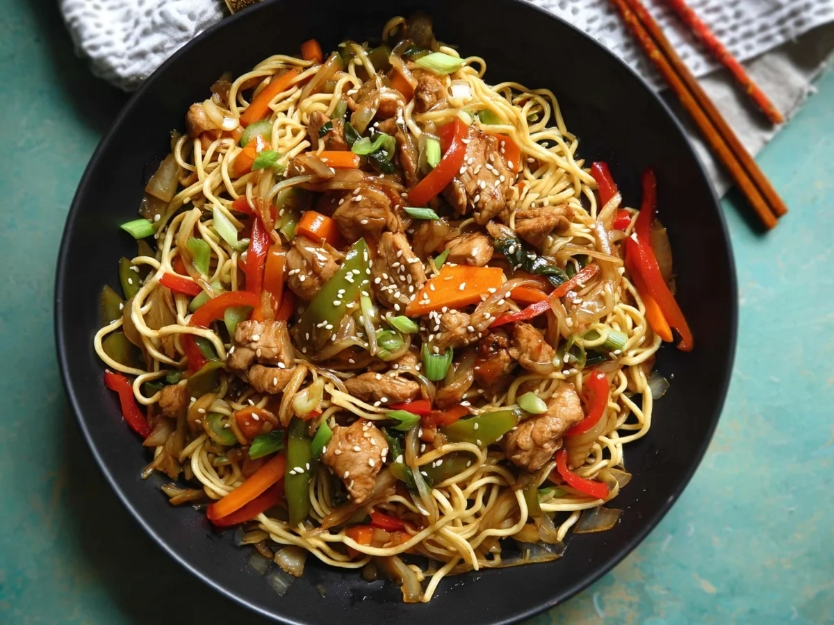 Schnelle Asiatische Hähnchen-Gemüse-Pfanne mit Mie-Nudeln - Bild 1