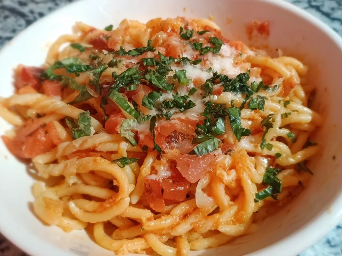 Schnelle Sahnige Tomatensauce mit Nudeln - Bild 1