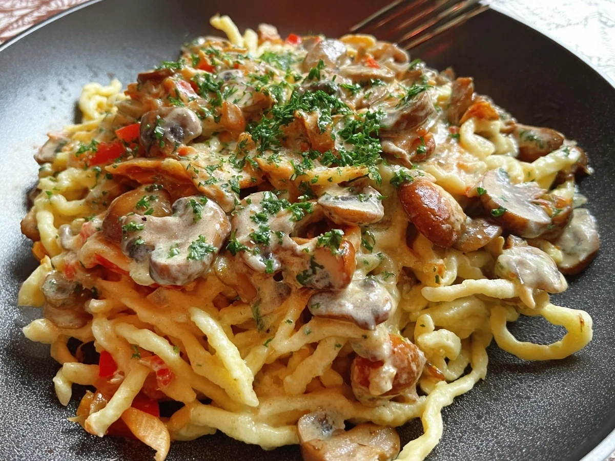 Vegetarische Paprika Spätzle mit Champignons - Bild 1