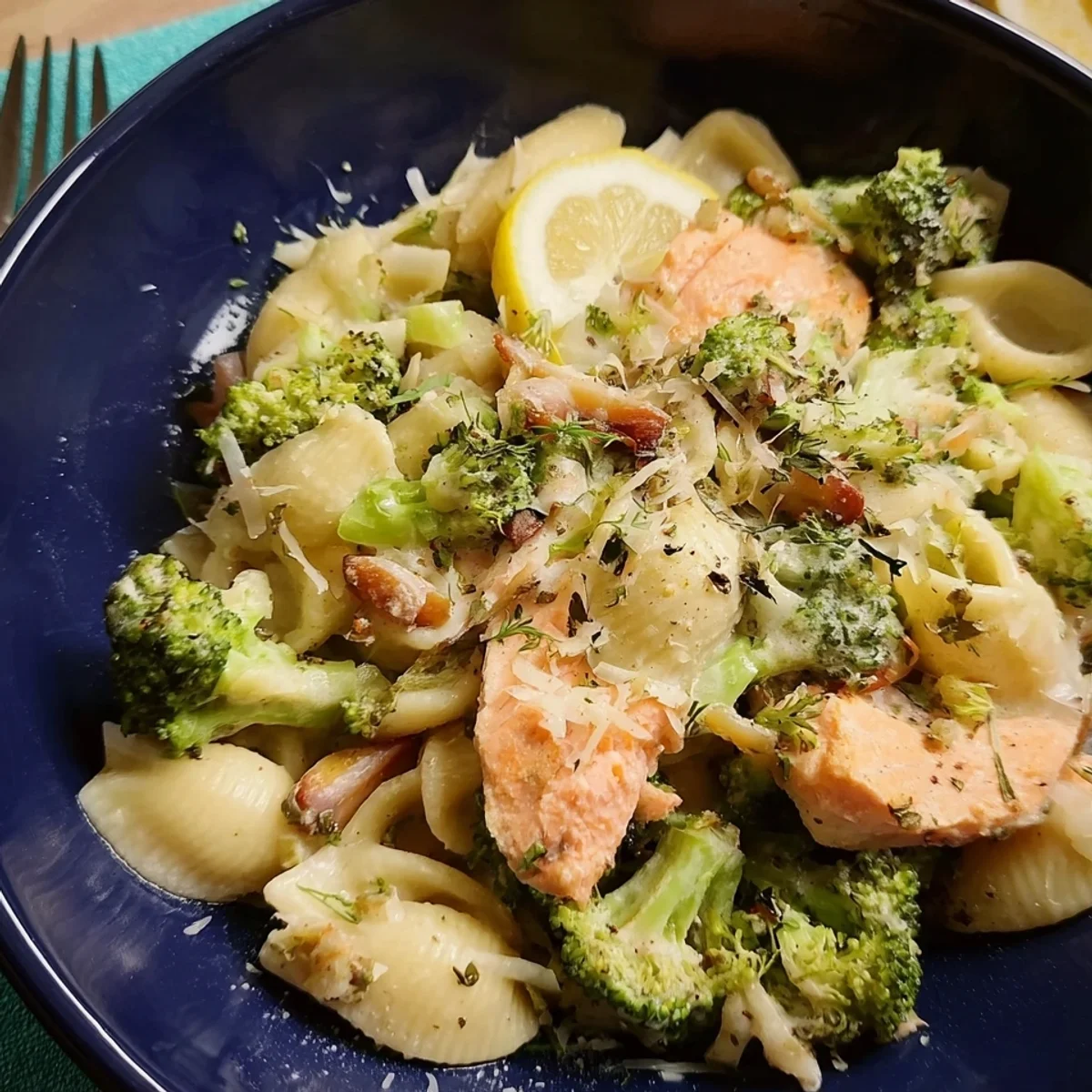 Brokkoli-Nudeln mit Lachs: Schnell & einfach zubereitet