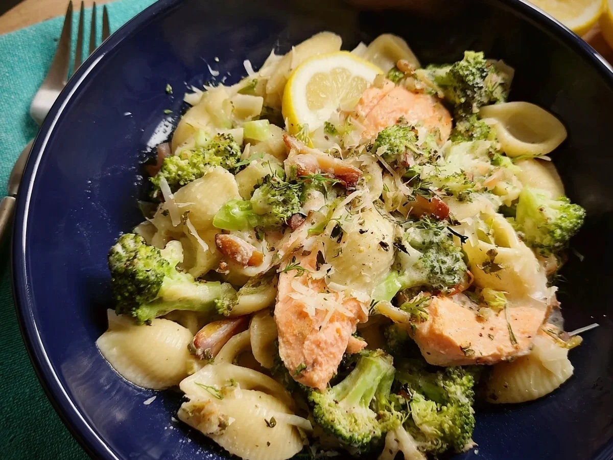 Brokkoli-Nudeln mit Lachs: Schnell & einfach zubereitet - Beitragsbild
