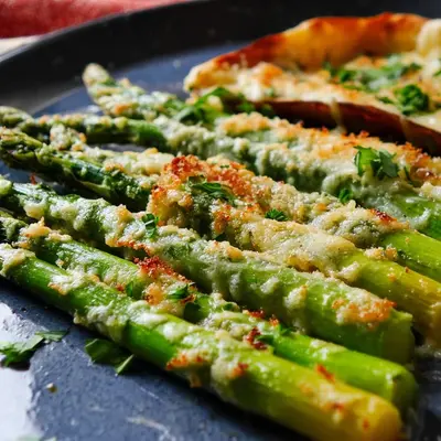 Grüner Spargel mit Parmesan Kruste als Beilage