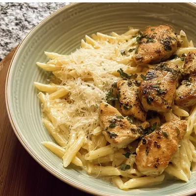 Hähnchen Alfredo Pasta: Cremig & Schnell in 20 Minuten