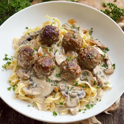 Nudeln mit Hackbällchen & Pilzen in cremiger Rahmsoße