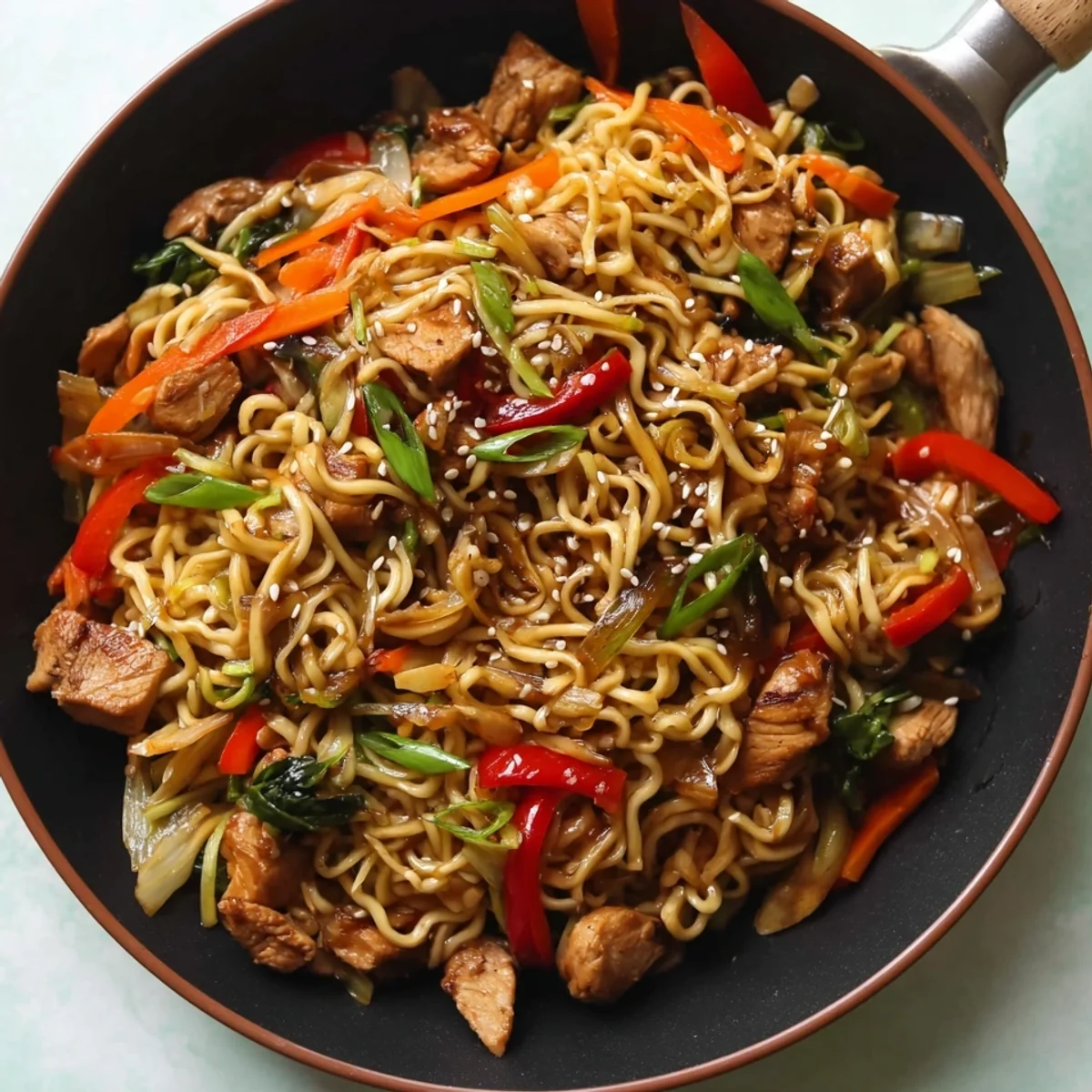 Schnelle Asiatische Hähnchen-Gemüse-Pfanne mit Mie-Nudeln