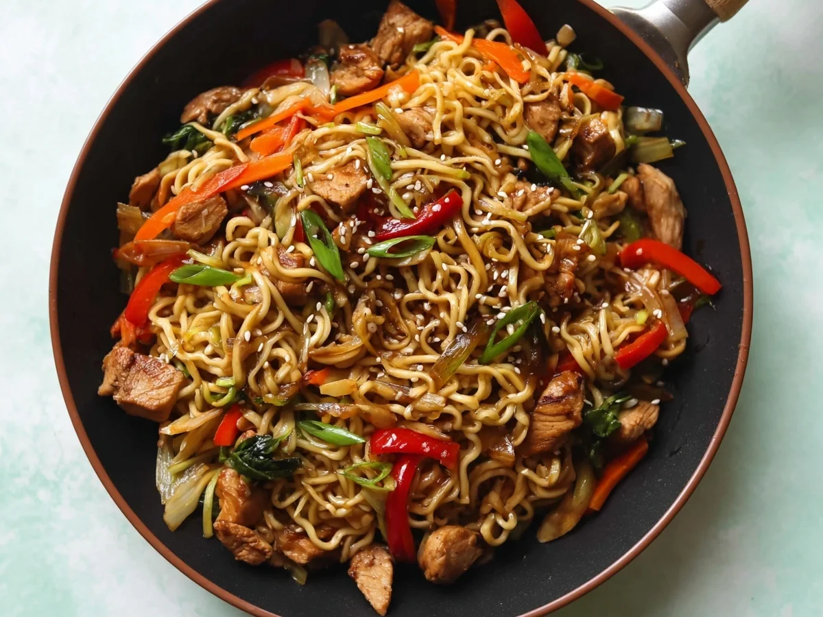 Schnelle Asiatische Hähnchen-Gemüse-Pfanne mit Mie-Nudeln - Beitragsbild