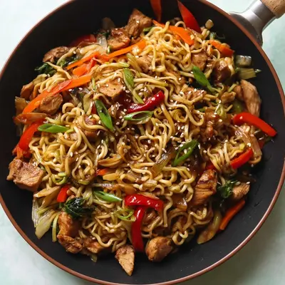 Schnelle Asiatische Hähnchen-Gemüse-Pfanne mit Mie-Nudeln