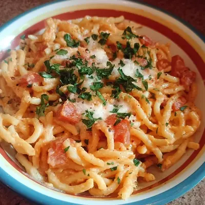 Schnelle Sahnige Tomatensauce mit Nudeln