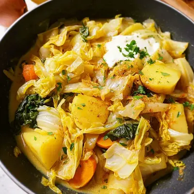Schnelle Spitzkohlpfanne mit Kartoffeln Vegetarisch