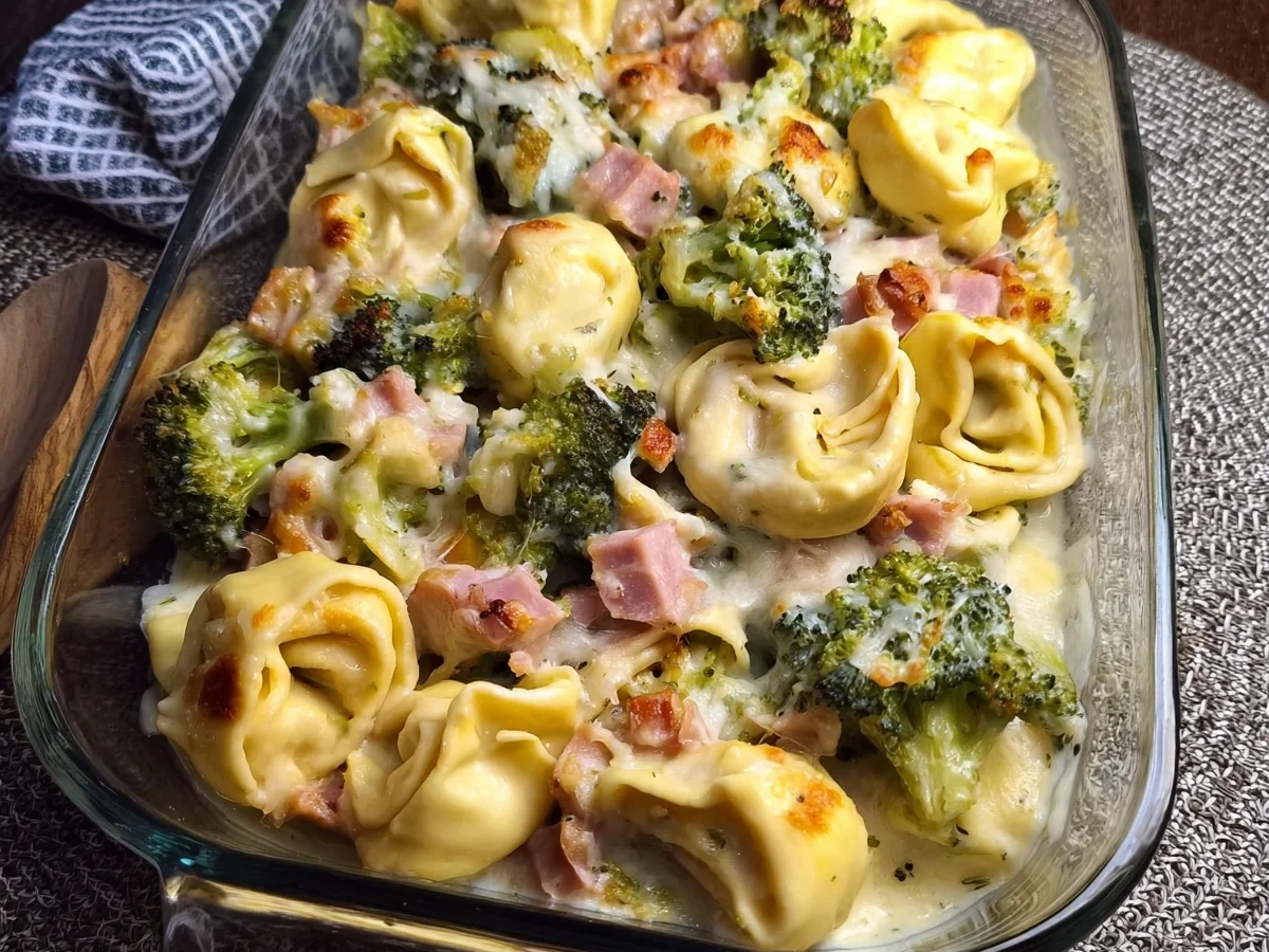 Schneller Tortellini Auflauf mit Brokkoli & Truthahnschinken - Beitragsbild