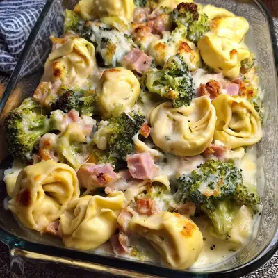 Schneller Tortellini Auflauf mit Brokkoli & Truthahnschinken