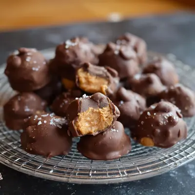 Selbstgemachte Erdnuss-Pralinen mit Schokolade